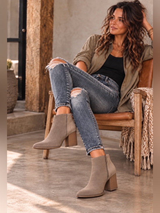 Sun + Stone Shoes - NWT Sun + Stone Women’s Gracey Faux Suede Booties